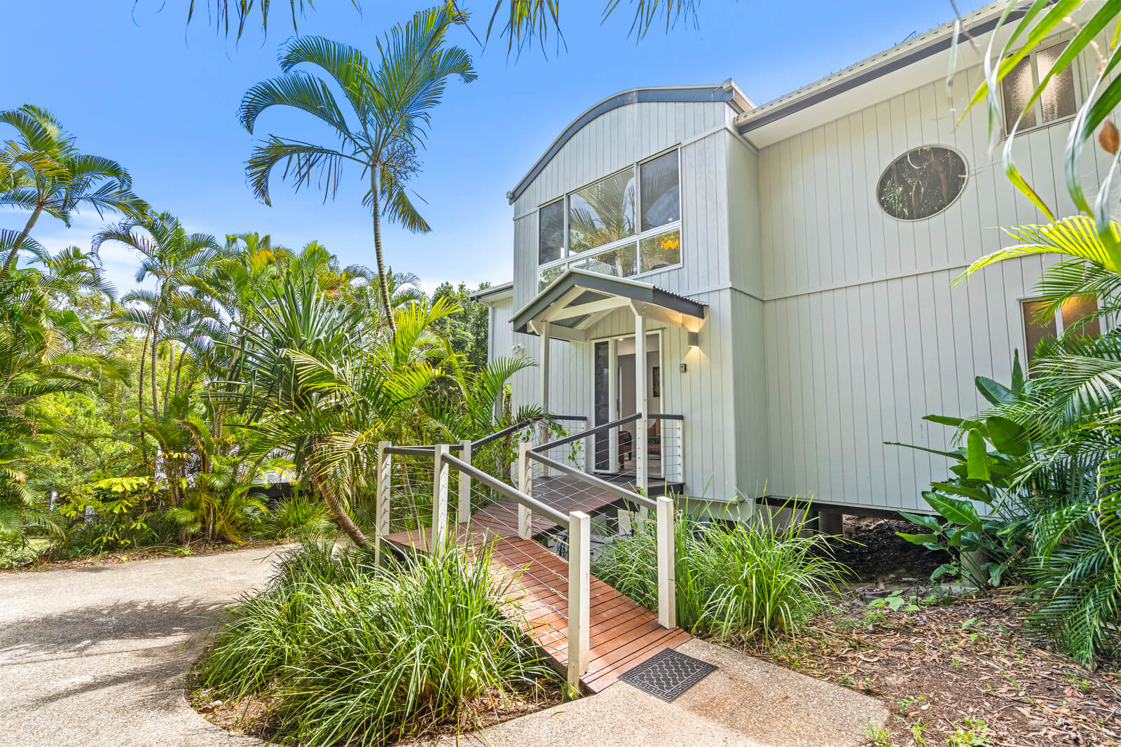 Front view of the holiday property with garden area