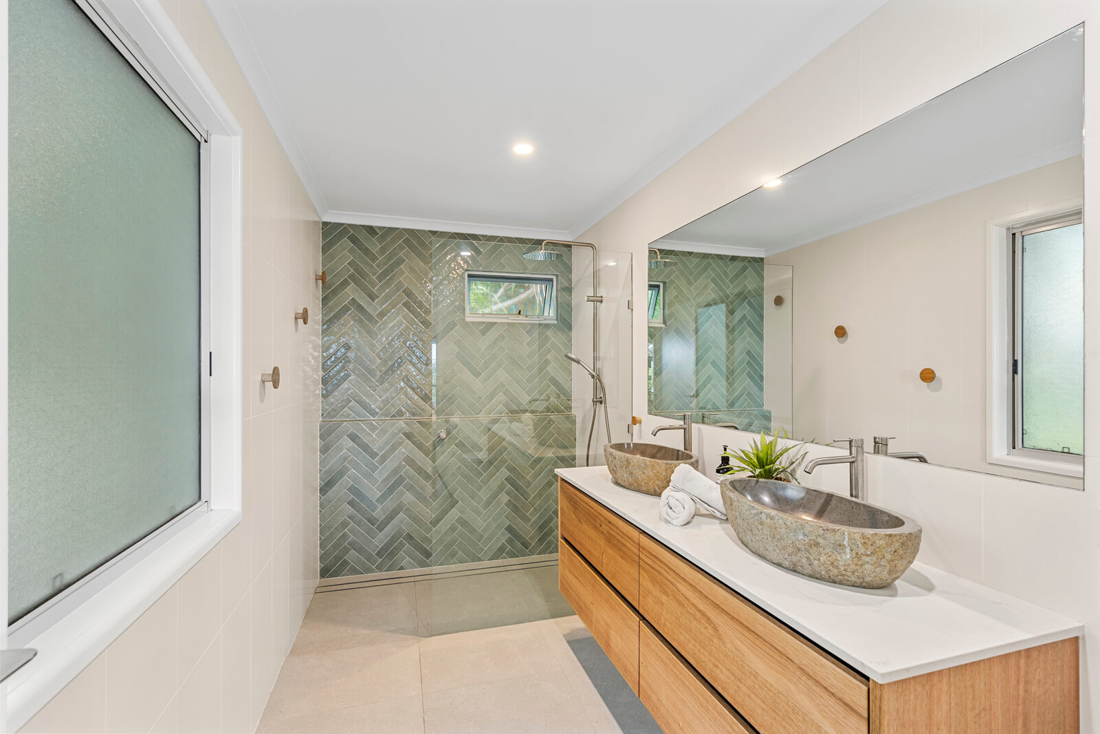 Bathroom with vanity mirror and fresh white décor