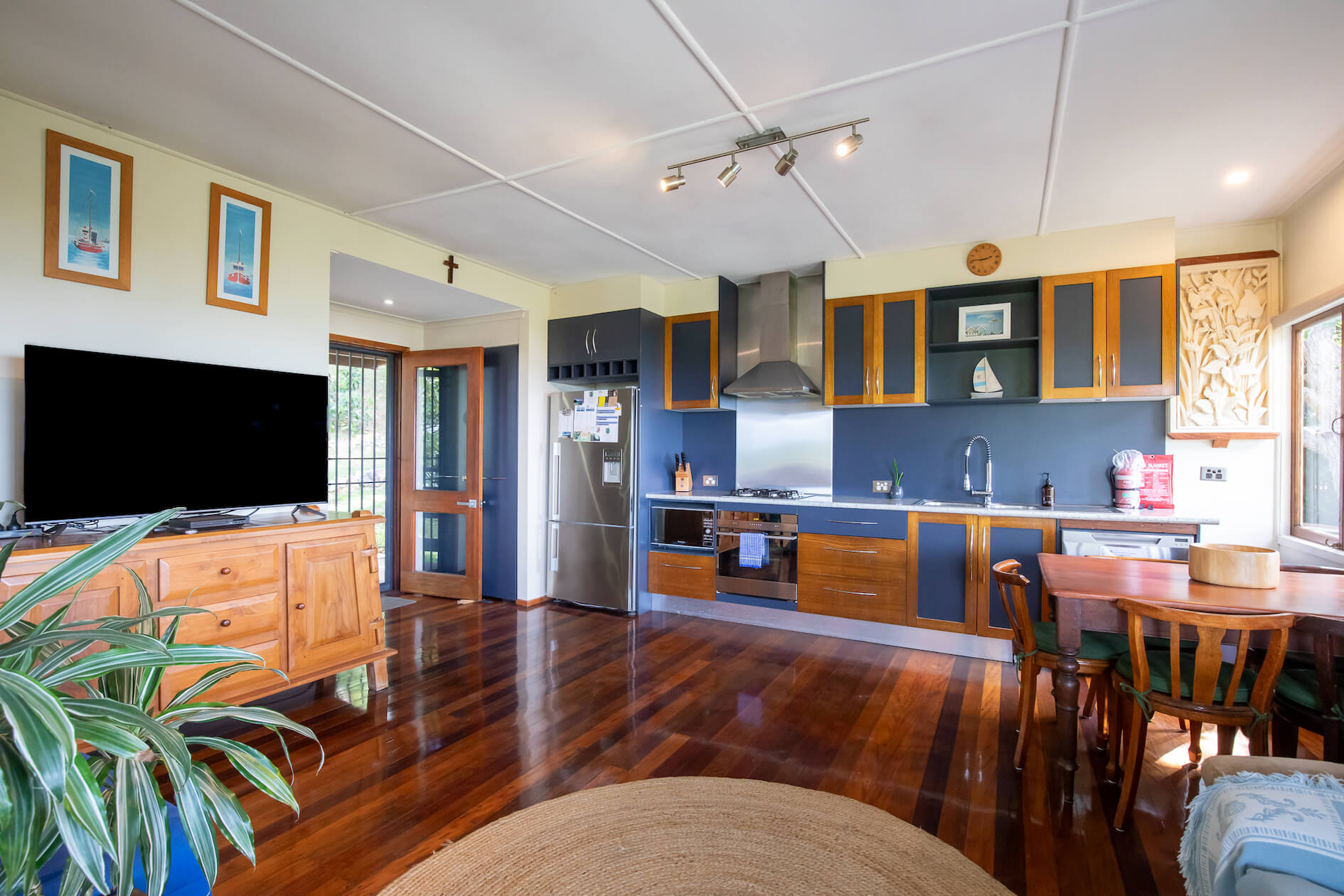 Captain's Cove at Cylinder Beach Kitchen and Dining Area