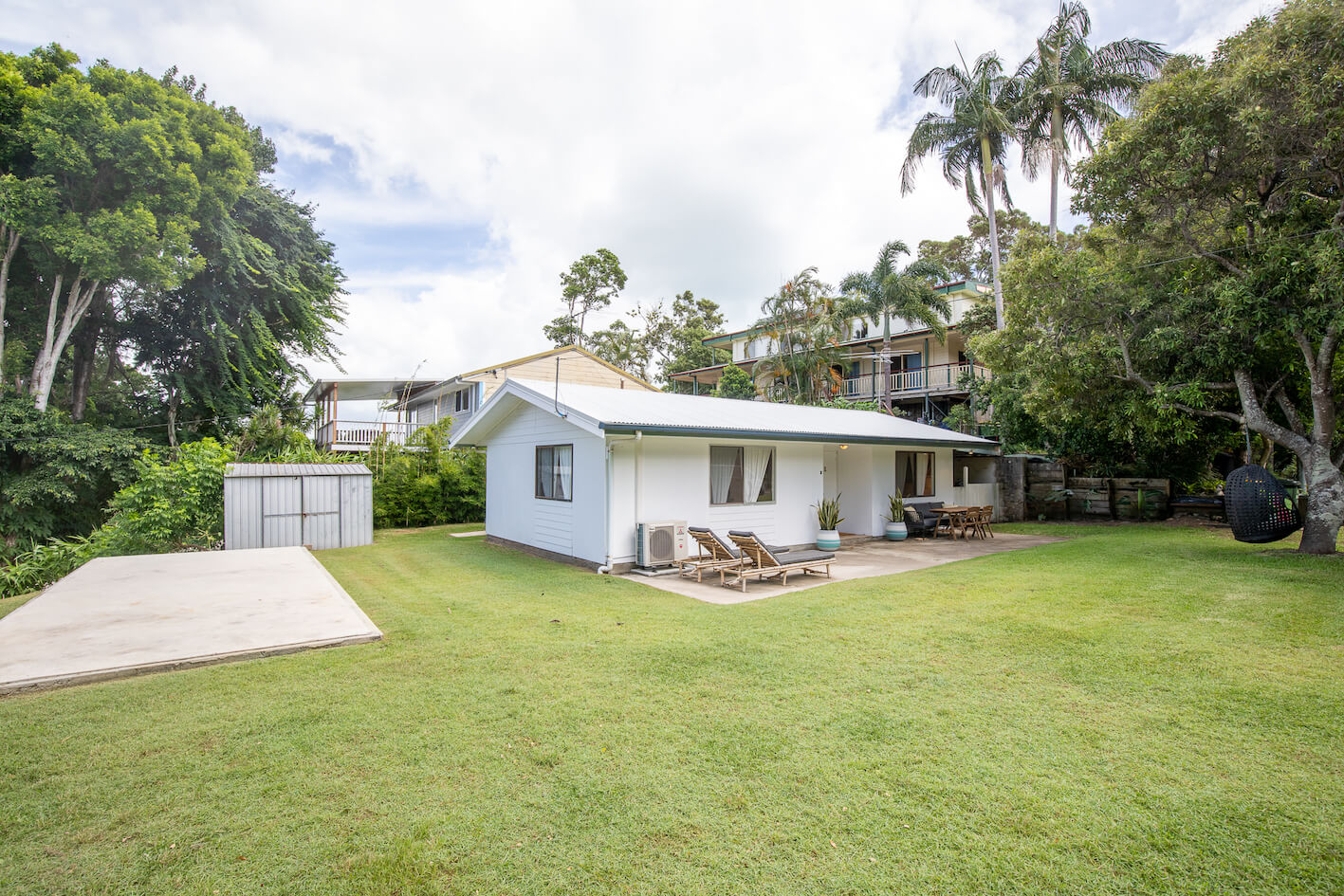 Merinda Crescent Outdoor with huge lawn