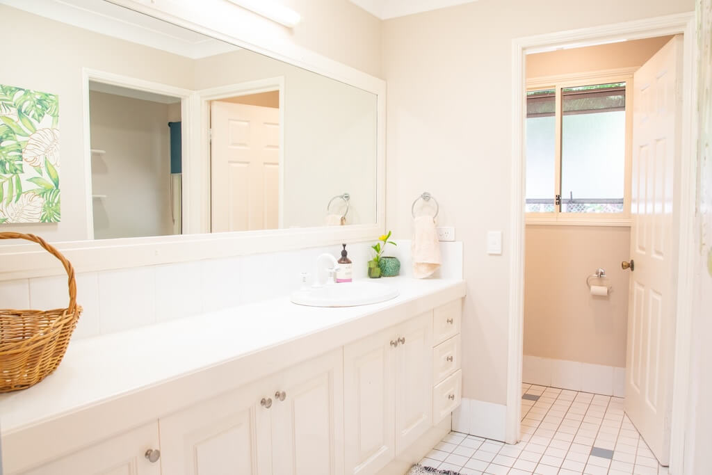 Tamican Bright bathroom with large mirror