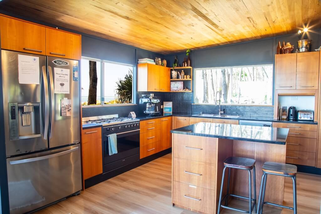 Old Ballow Street, Amity Timber kitchen and dining area