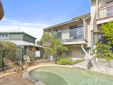 13/4-10 Kennedy Drive, Point Lookout 0