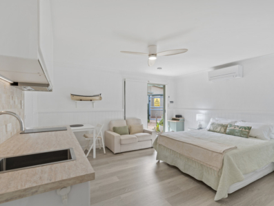 13/4-10 Kennedy Drive, Point Lookout 0