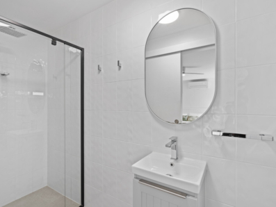 13/4-10 Kennedy Drive, Point Lookout 0